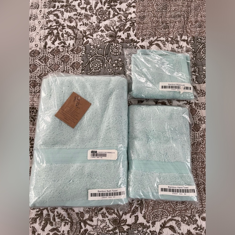 Nwt Daisy house bundle towels
